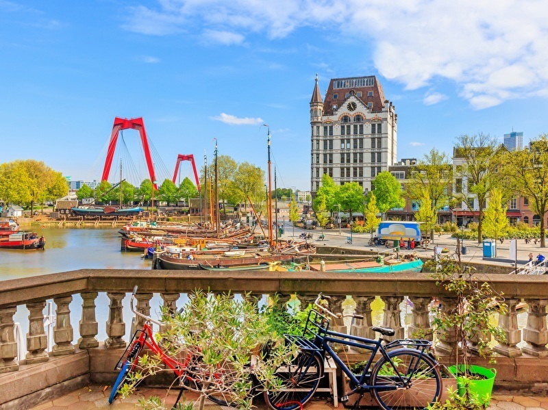 Rotterdamse Oude Haven met schepen, Willemsbrug, Witte Huis en fietsen op de voorgrond
